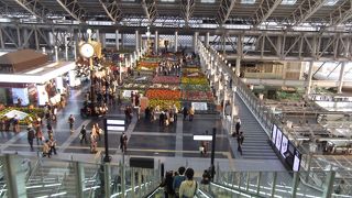駅とビルのコラボで空中空間が楽しめる！