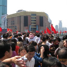 地下鉄陸家嘴駅前の歩道橋の上に来ました。前に見えるのは正大