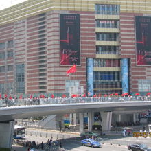 正大広場へ続く歩道橋の上にも人、人、人。、