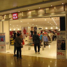 正大広場のユニクロ、国慶節の特別商品、ダウンが３９９元（52