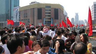 国慶節中の正大広場前の歩道橋は大混雑。