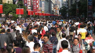 国慶節、昼間の南京東路は人、人、人。地下鉄南京東路駅は午後４時で封鎖されます。