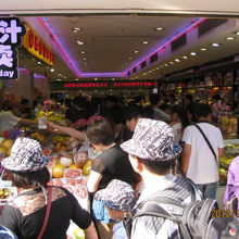 店内も人が一杯。