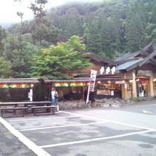 足湯が入り口にあります