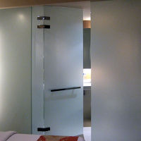 バスルームとはガラスの仕切り