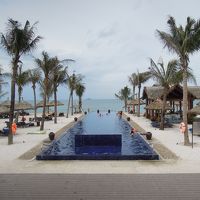 プールは広くはないけどゆったり