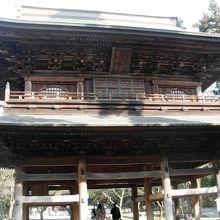 しばらく見上げてしまう巨大な山門