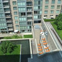 中庭、プールの日光浴用ベランダ