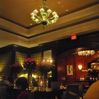 落ち着いたバー兼朝食レストラン