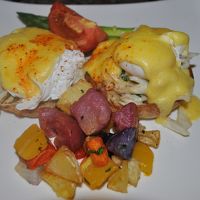 朝食に注文したエッグベネディクト（美味）