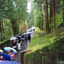 長い石段の先にあります