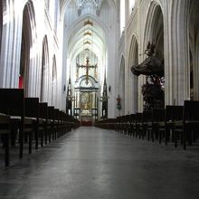 常に内部など一部修復中のようです。