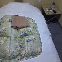 写真では分かりにくいですがベッドです。