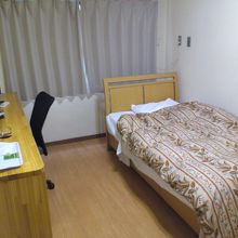 安宿とは思えない綺麗な個室です。