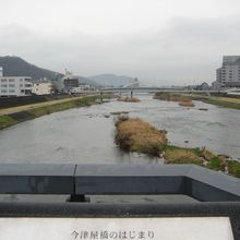 駅からほんの少し先にある川は旅の疲れを癒します
