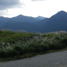 周囲の山々の眺めも楽しめます