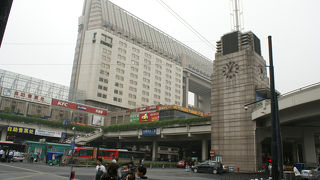 杭州駅のチケットカウンターは駅から少し離れ、乗車フロアは2階です。