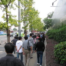 地下鉄出口から七宝まで大勢の人が歩いています。