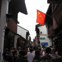 狭い老街の通りは人が一杯。