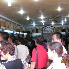 お店の中も人が一杯。これ以上入れません。