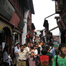 狭い老街の通りは人が一杯。