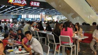 国慶節の来福士広場は南京東路の混雑がやってくる。