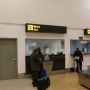 リマの空港で国際線到着時の両替は、荷物受取場の左手側の両替屋の列が短い