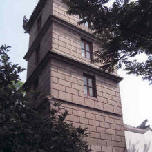 　望月楼　月に近づくように高い建物です。