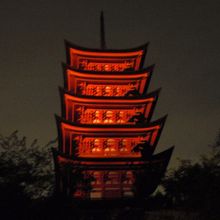 ライトアップされた五重塔