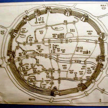 明代の県城の地図。城壁が街を囲み東西南北七ヶ所の門と橋、