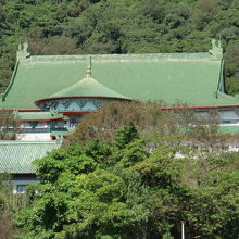 山の緑と屋根の色がマッチしています。