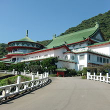 この坂道を登って本館へ