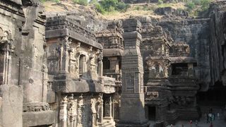 第16窟　カイラーサナータ寺院は岩山をノミとカナズチで100年かけて彫り込んで出来上がりました。