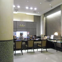 改装されたフロントとロビー