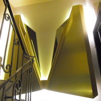 階段の踊り場は、派手な内装に。