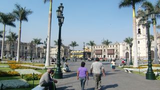 アルマス広場　歴史の重みを感じるリマ旧市街の中心部