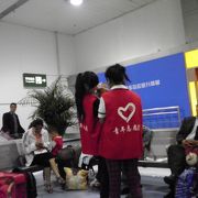 成都駅では「青年思慮者」が年寄りコーナーに案内してくれる。