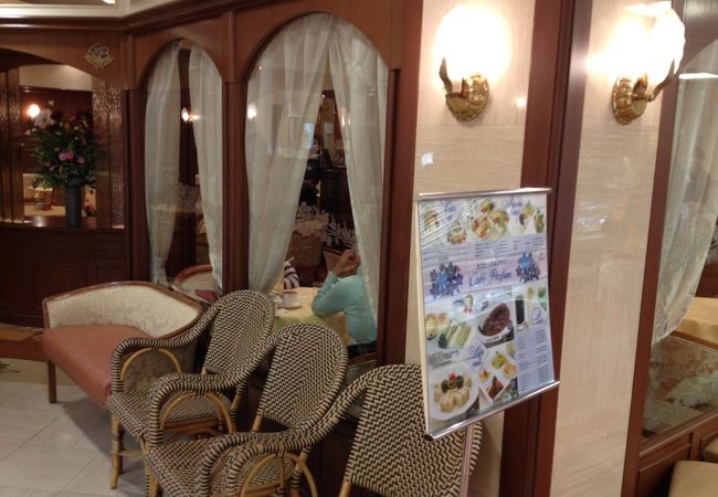 百貨店の中にある風月堂のカフェ
