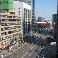 ホテルの目の前は大通り