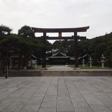 拝殿正面より引きで撮影しました。