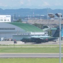 滑走路の向こうには自衛隊の基地