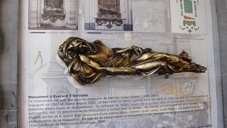 像を左から右へなでると幸せになれるそうです