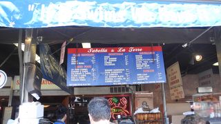 新鮮な蟹を茹でたものや海老も有ります。