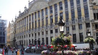 ブラバン公の胸像がならんだ美しい建物