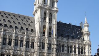 英語のガイドツアーで内部見学できます