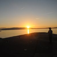 ホテル裏、トロギールと朝日