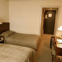 ベッド、ライト、デスクなどすべて木製の柔らかい印象