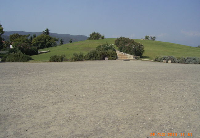 マケドニア王国フェリペ2世の墓があります。