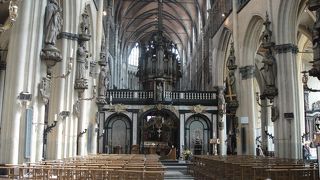 ミケランジェロ作の聖母子像があります