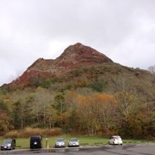 今も水蒸気を噴き上げる神秘的な山